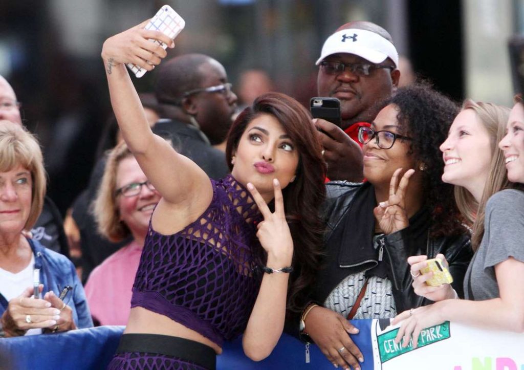 Priyanka-with-fans-at-the-Good-Morning-America-TV-show-in-New-York-in-September-2015