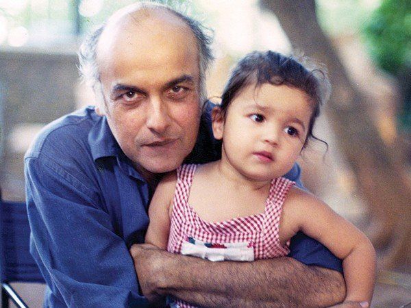 baby-alia-with-daddy-mahesh-bhatt