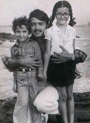 hrithik-roshan-chilhdhood-with-dad-and-sister