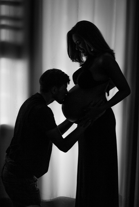 Maternity photoshoot poses for couples