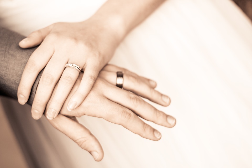Love romantic couples Holding Hand Wallpapers