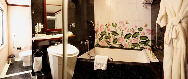 Deluxe Suite Bathroom